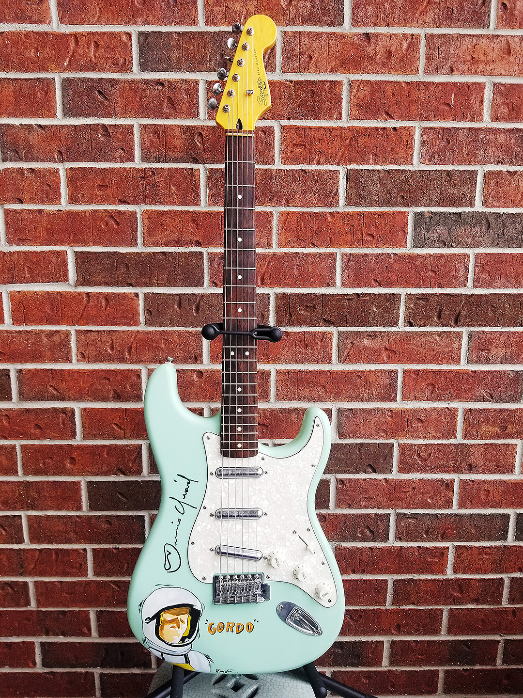 "Gordo"<br>Fender Squier Stratocaster Guitar Signed by Dennis Quaid - Image 3